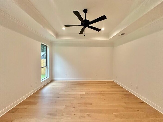 Building Photo - Available Now! Luxurious 3 Bedroom 2 Bath ...