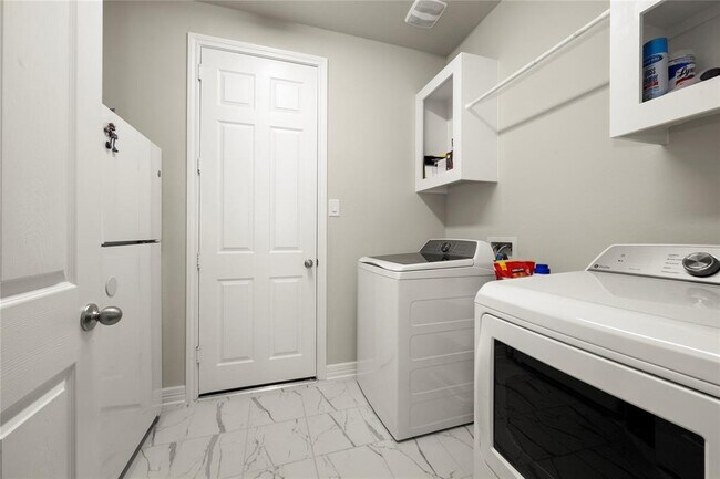 Building Photo - 17010 Bainham Forest Trl