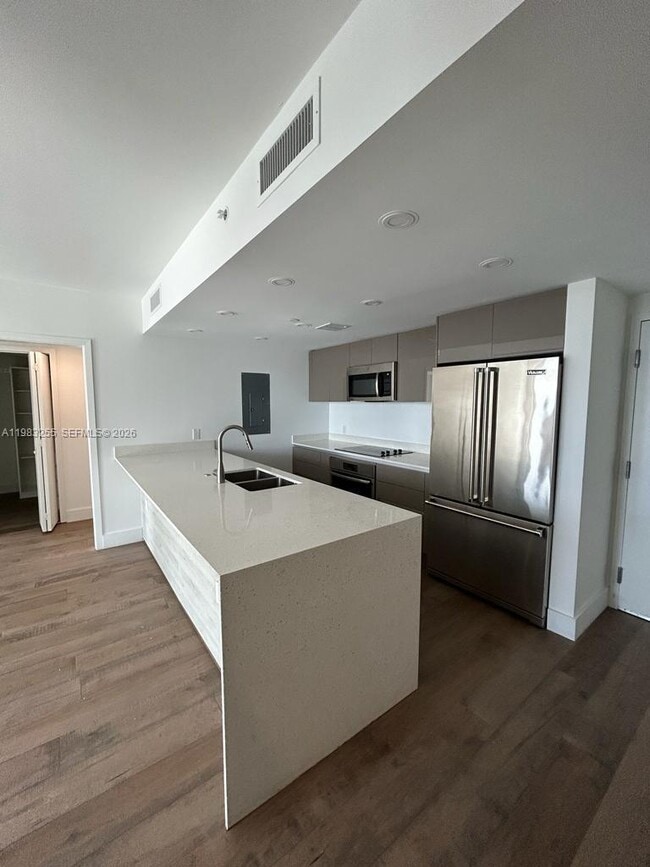 Building Photo - 13800 Highland Dr