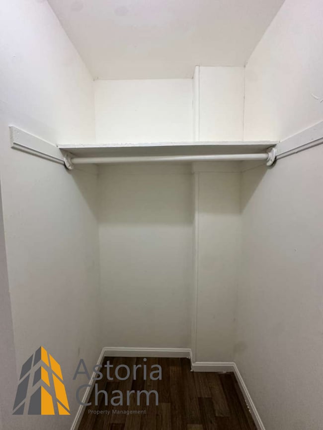 Building Photo - 1 Bedroom Plus Den Rowhome on Kuper Place