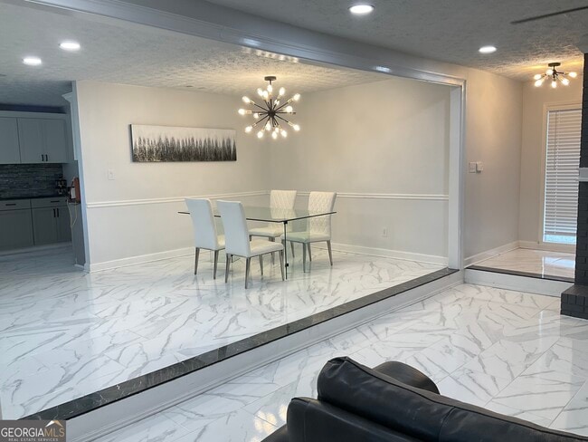 Building Photo - 558 Kenwood Rd