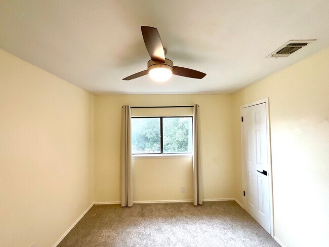 Building Photo - 2-Story 3 Bedroom / 2.5 Bath Home Near Lackland AFB!