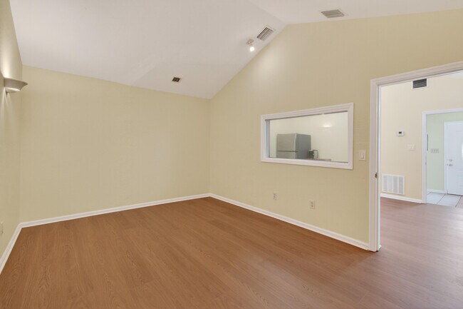 Building Photo - 817 N Palmway