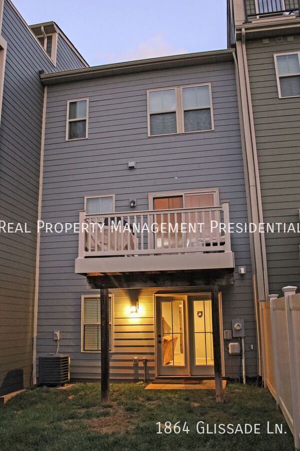 Building Photo - 3-bedroom townhouse with separate office