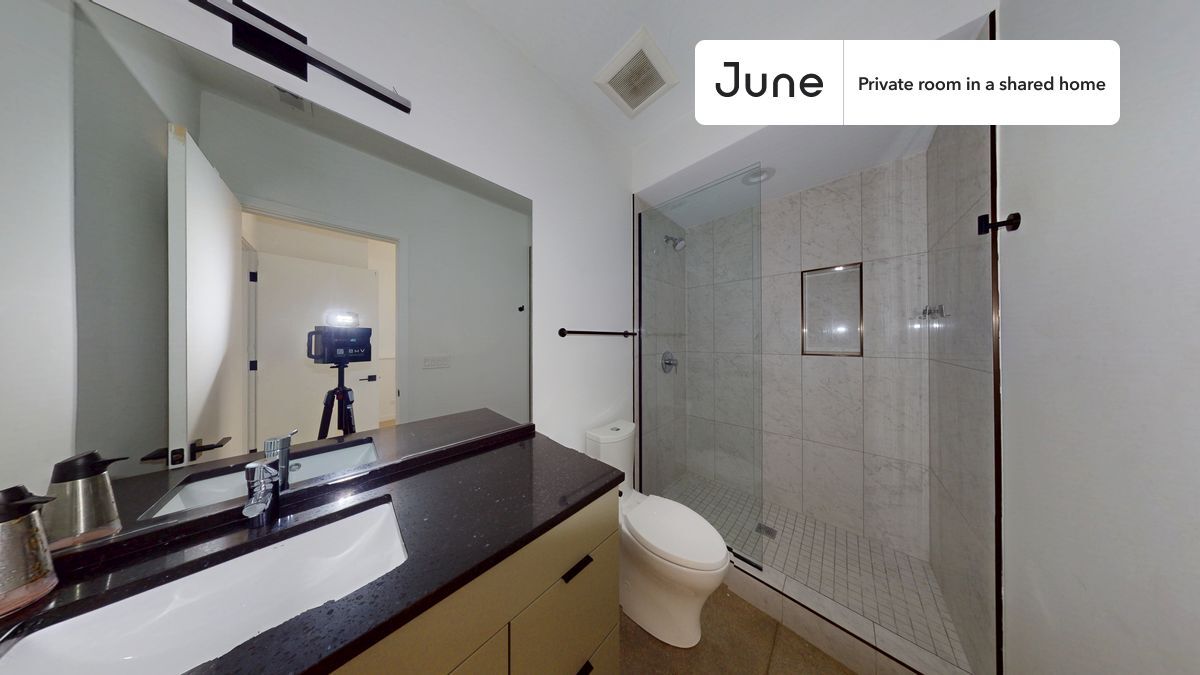 Building Photo - Private bedroom in 4 bed/3.5 bath Home