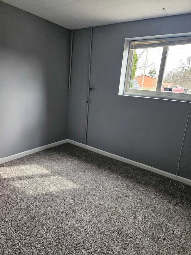 Building Photo - Spacious Bi-level home in New Albany