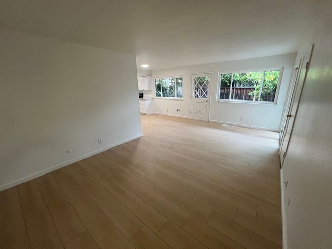 Building Photo - 2110-2112 Town &amp; Country Lane
