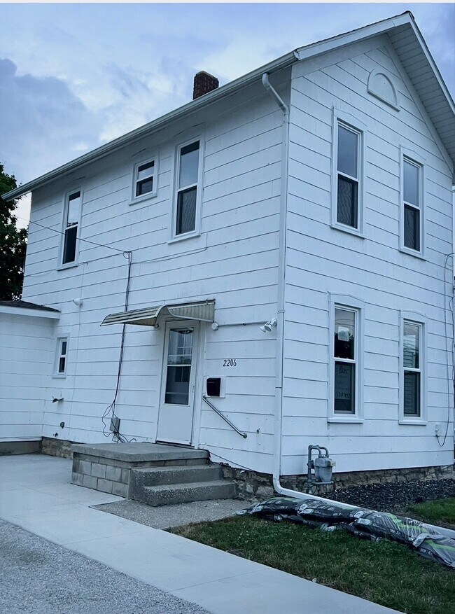 Building Photo - 2206 Lake St