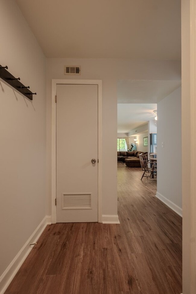 Building Photo - ***HALF OFF 1st Months Rent If Leased by 8/1/2026*** Fully Furnished 2BR/2.5BA Townhome Near UGA ...