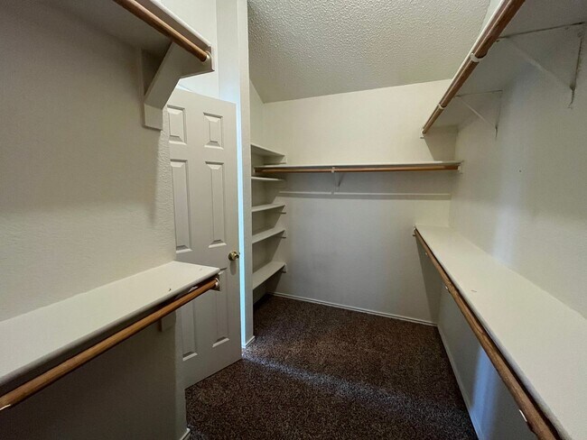 Building Photo - Large 4 Bedroom Home in Skipcha Mountain!