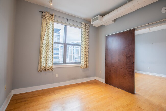 Building Photo - Beautiful 1 BR/1 BA Condo in Chinatown East!