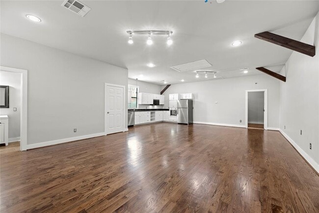 Primary Photo - 633 E 11th St