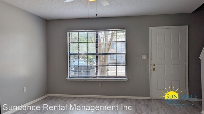 Building Photo - 2 br, 1.5 bath House - 217 Oak Street SE U...