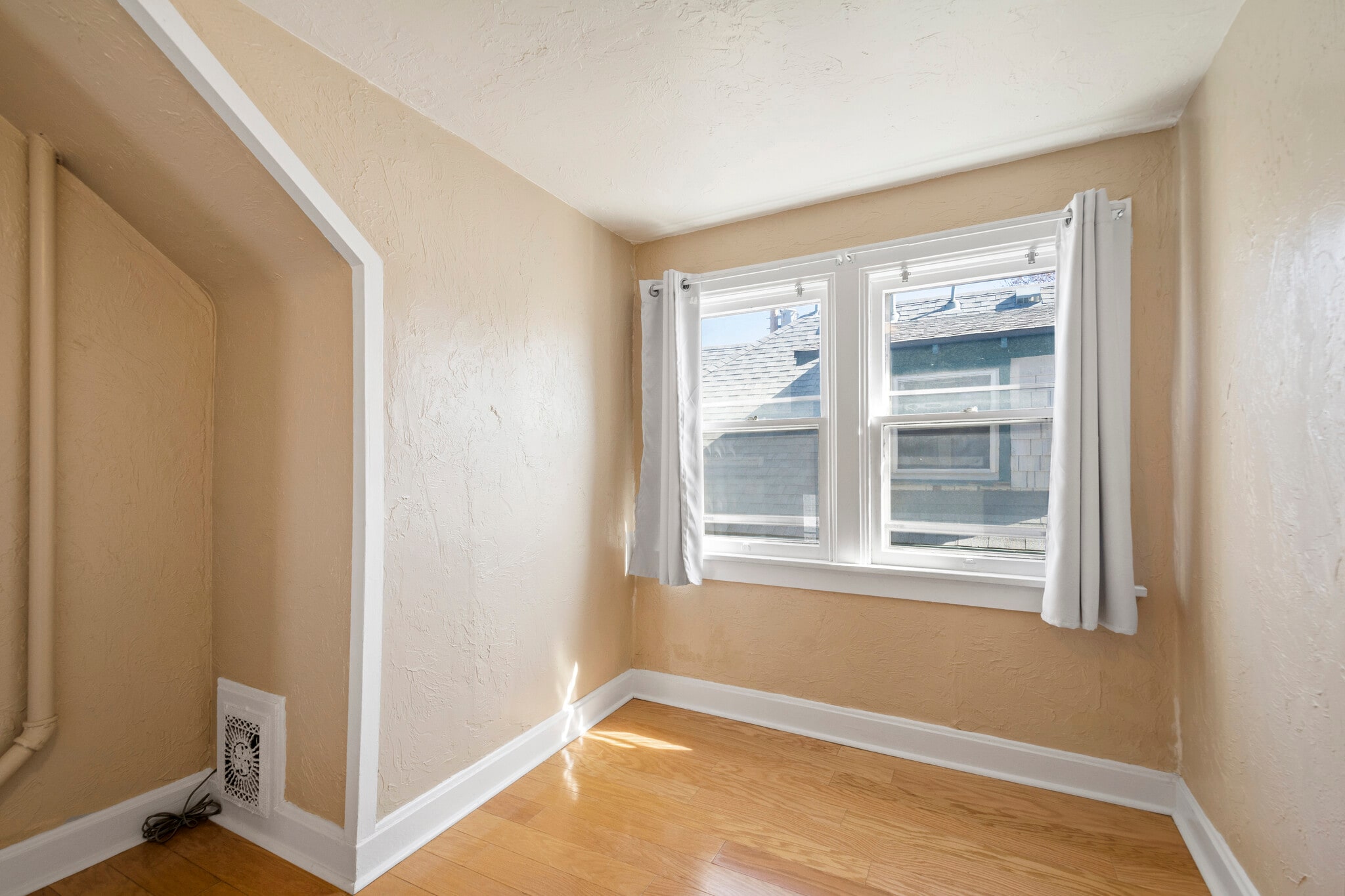 Building Photo - 2615 E 12th Ave