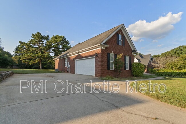 Building Photo - 5916 Meadowmere Dr
