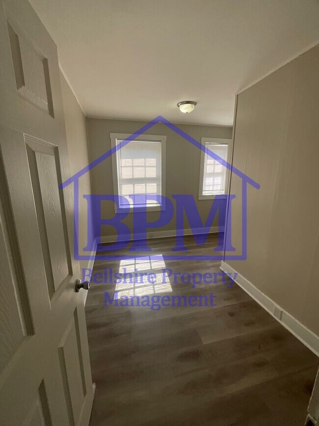 Building Photo - Freshly Renovated 3 Bed, 1 Bath Duplex – G...