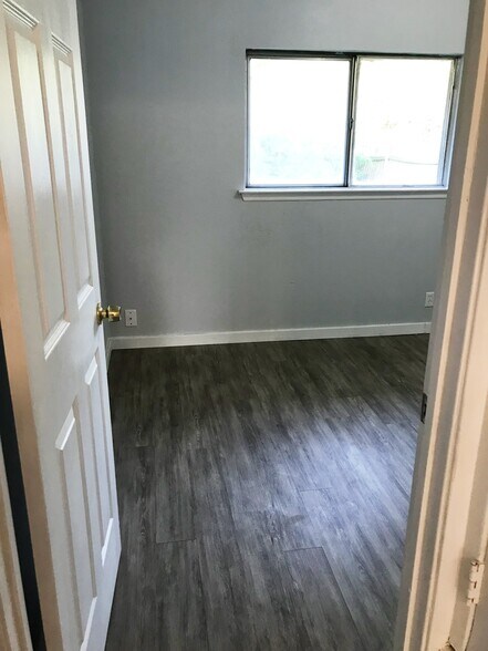 1st bedroom - 10822 Green Brook Dr