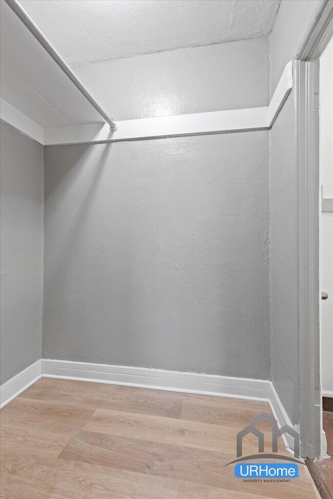 Building Photo - Exceptional Value: Charming Portland Studio ($1,100)