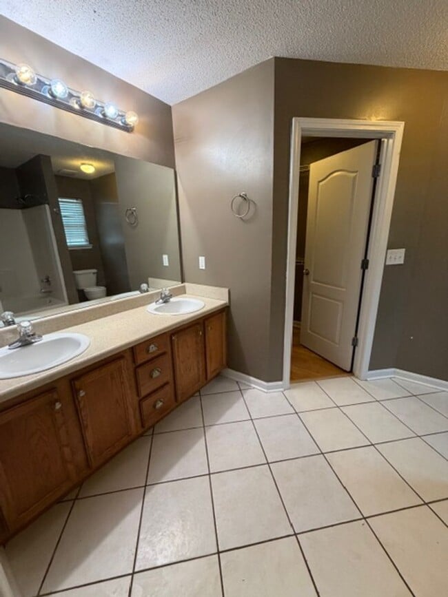 Building Photo - Charming 3 Bed, 2 Bath Home in Warner Robins!