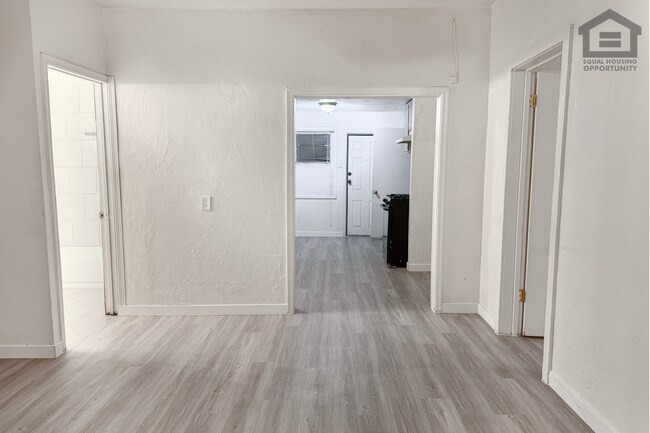 Building Photo - 903