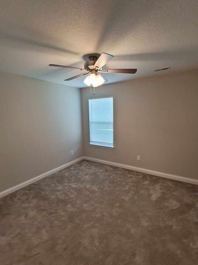 Building Photo - 3 Bedroom Home in South Columbia