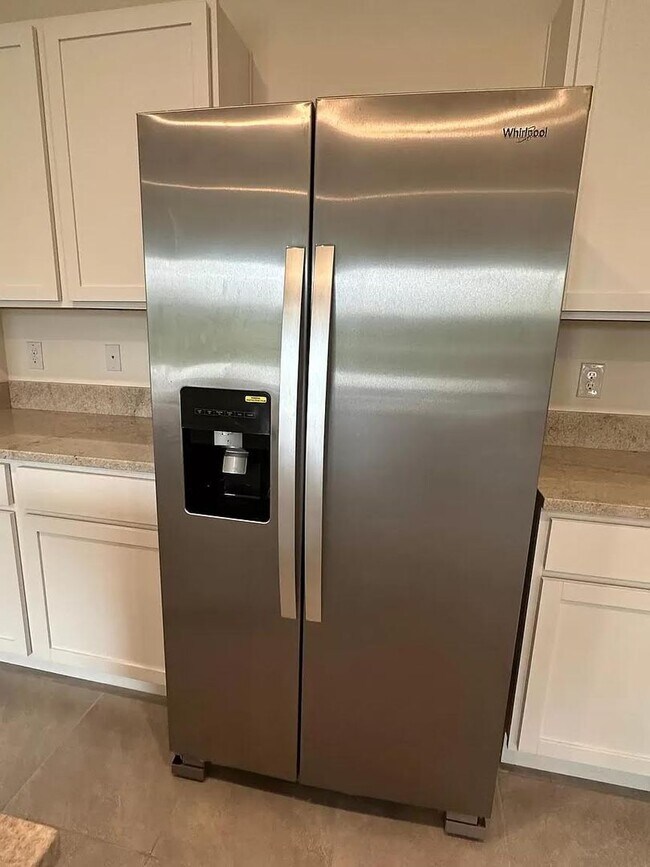 Building Photo - 3 Bedroom 2.5 Bath Townhouse