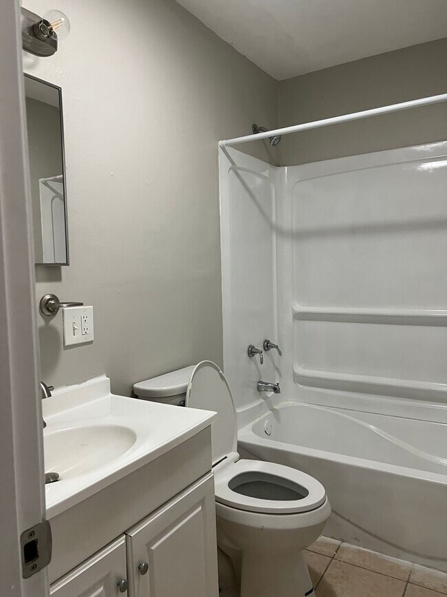 Building Photo - A charming 3 bedroom, 1 bathroom house has been newly remodeled and is ready for you to move in.