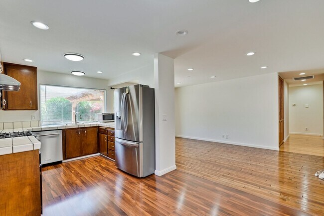 Building Photo - Bright and Spacious 3 Bed 2 Bath Single Fa...
