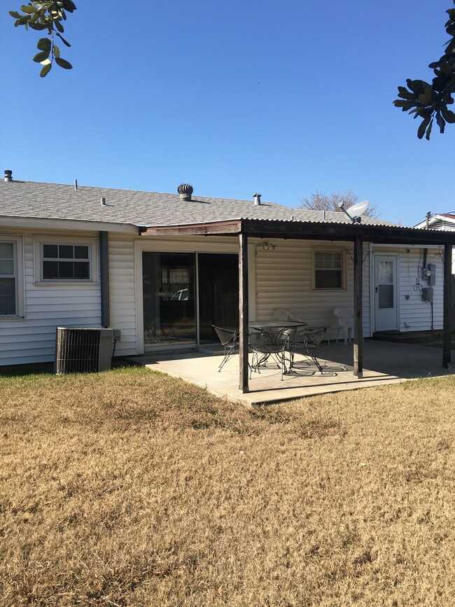 Back - Covered patio with furniture - 2832 Stonebrook St