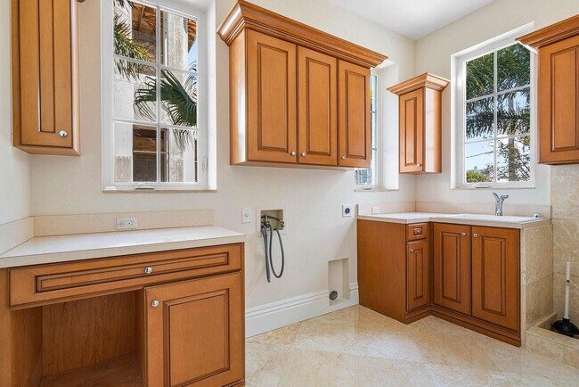 Building Photo - 549 NE 19th Ave