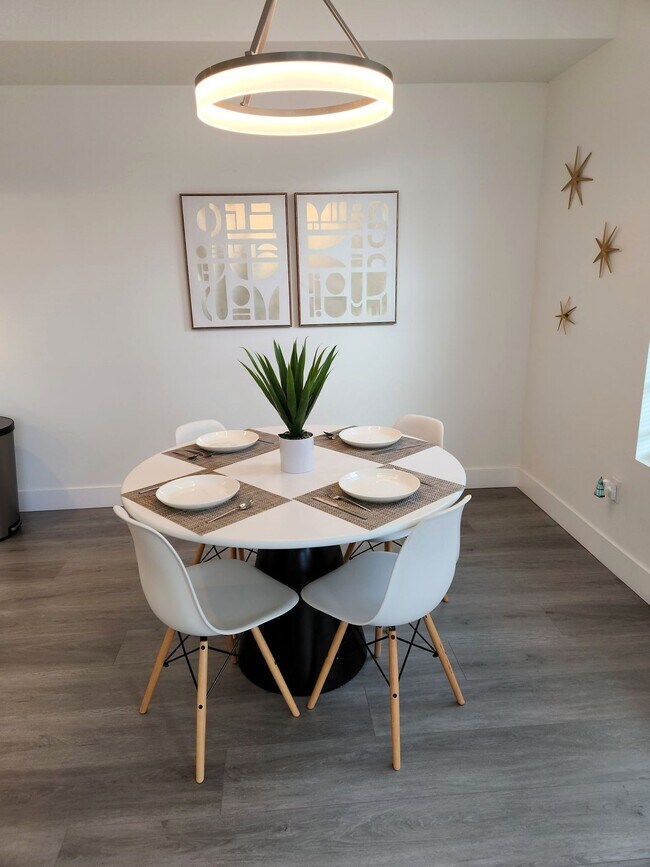 Building Photo - New Modern 4 Bed 2.5 Bath duplex with over...