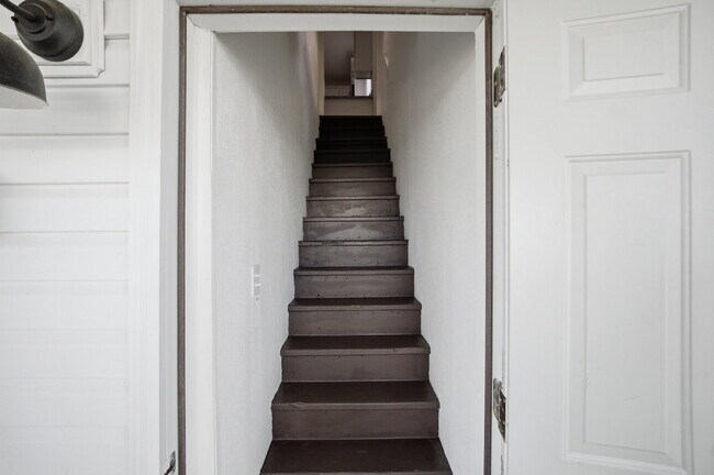 Building Photo - GORGEOUS REMODELED 1 BEDROOM APARTMENT IN HISTORIC PORT NORFOLK!