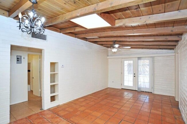 Building Photo - 4 bedroom/2 bath home on large lot near Alvernon/Grant!