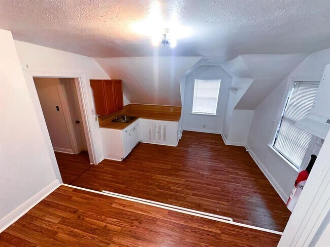 Building Photo - 1142 Lyle St