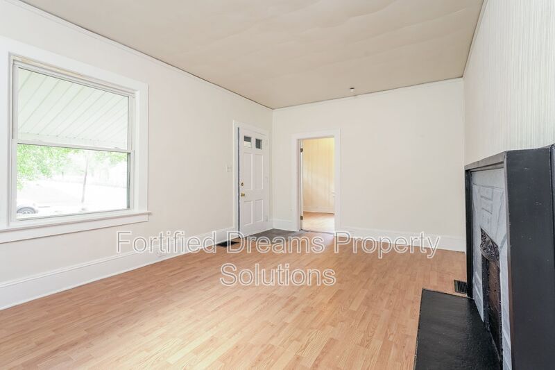 Building Photo - 420 E Twenty-Fifth St