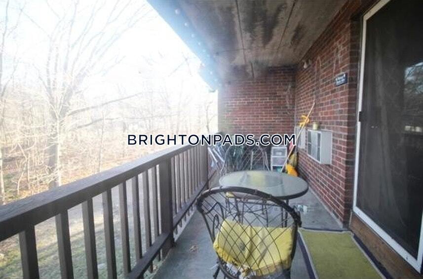 Building Photo - 144 Kenrick St