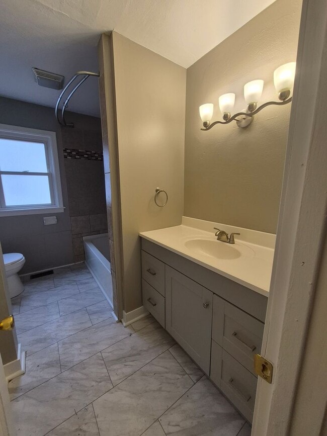 Building Photo - Charming 3-bedroom home!