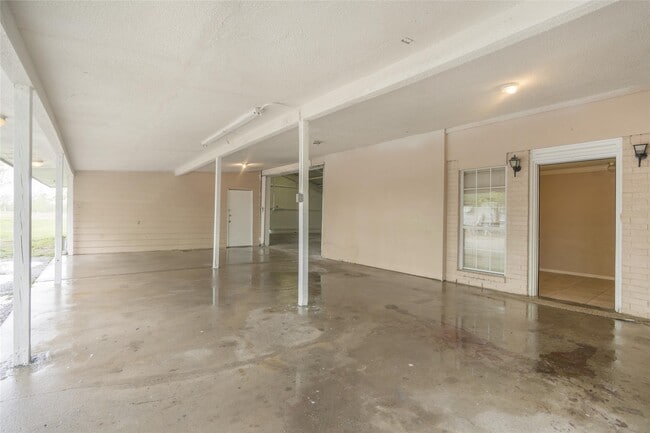 Building Photo - 16900 Wellborne Rd