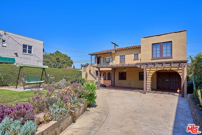 Building Photo - 1076 West Blvd