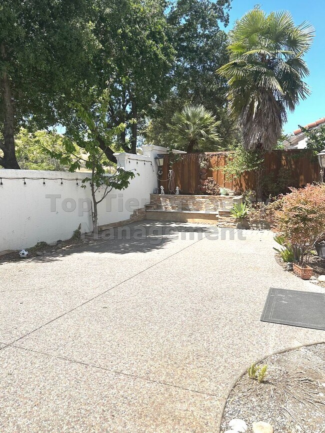 Building Photo - Beautiful 3 Bed / 2.5 Bath / 2,211 Sqft Sa...