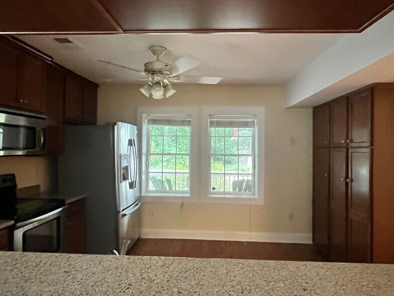 Eat in kitchen overlooks porch and garden. - 517 Boulevard SE