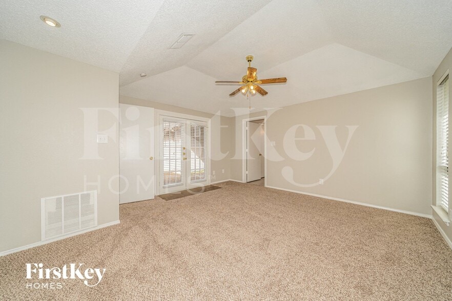 Building Photo - 3941 Los Robles Dr