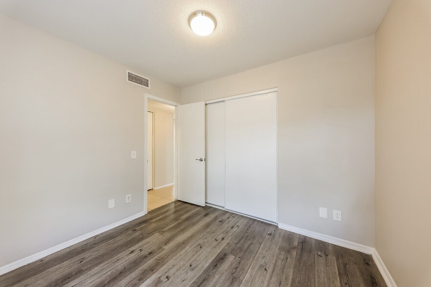 Building Photo - 8420 W Bloomfield Rd