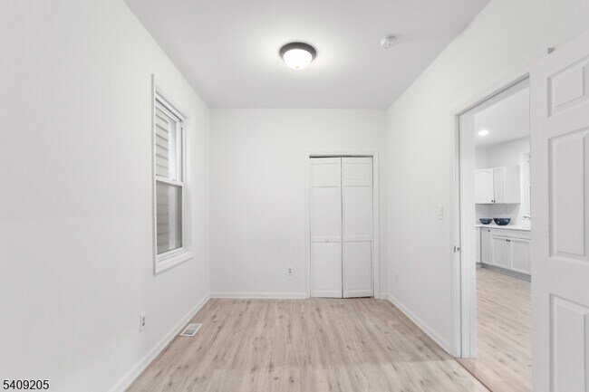 Building Photo - 223 Pine St