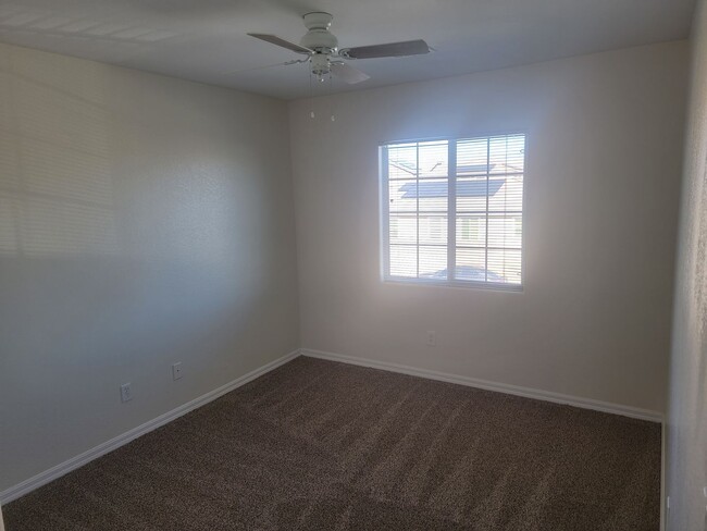 Building Photo - Spacious 5 bed 2.5 bath 2 story home with ...