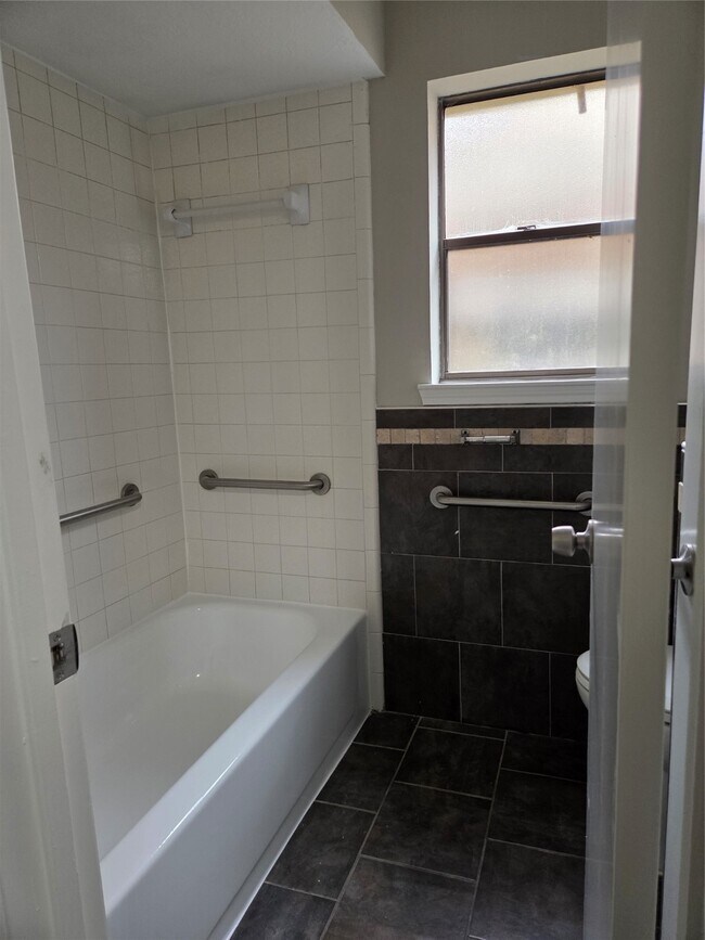 Building Photo - 9115 Woodleigh Dr