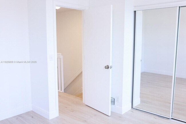Building Photo - 16686 Hemingway Dr