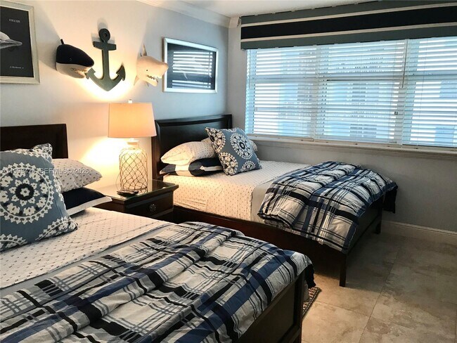 Building Photo - 6917 Collins Ave