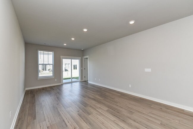 Building Photo - **2022-BUILT TOWNHOME WITH FABULOUS COMMUNITY AMENITIES**