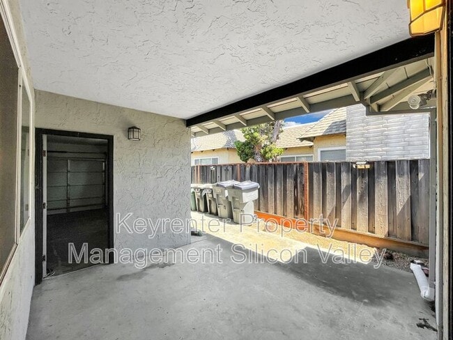Building Photo - 139 Locksunart Way